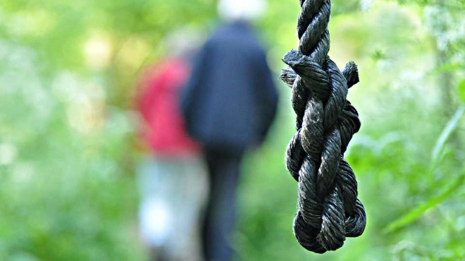 Жена обеси кучето си на дърво пред дома на съседите