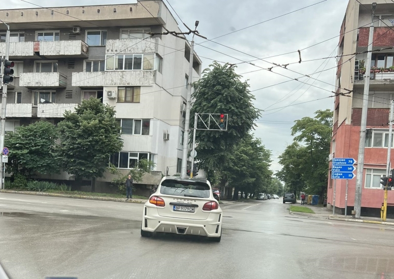 Джигит с лъскаво Порше лети из улиците на Враца и