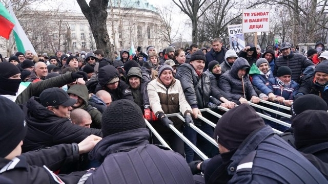 Напрежението расте: Протестиращите опитаха да влязат в НС и през страничните входове /снимки/