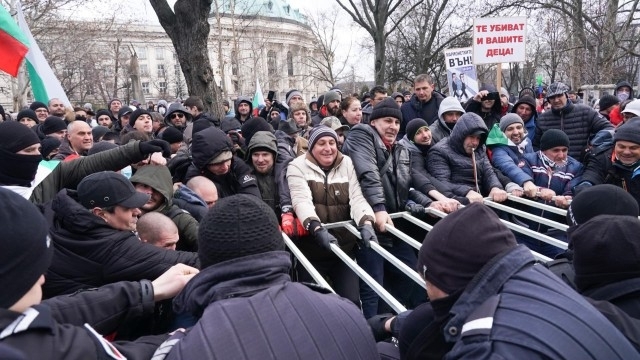 Напрежението около парламента не спира да расте Протестиращи се опитват