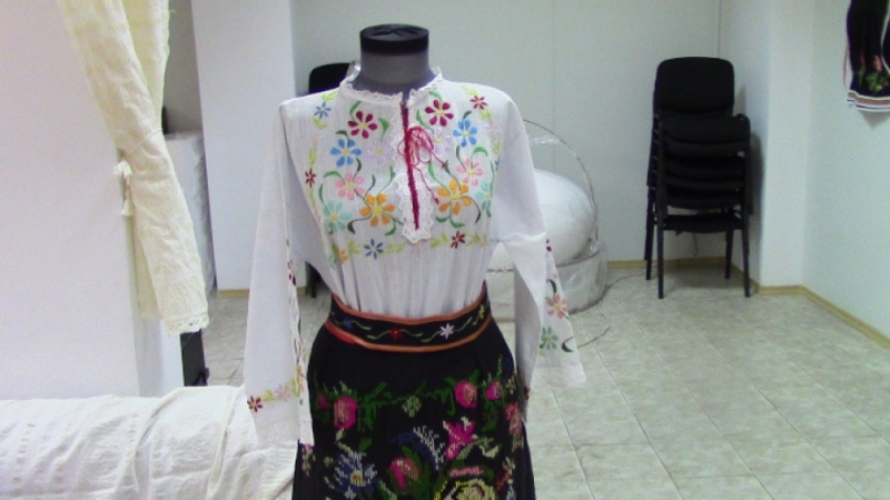 Изложбата Автентични национални носии от Северозападна България кукли пана