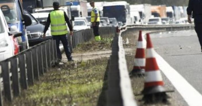 Една жена е загинала и осем души са били ранени