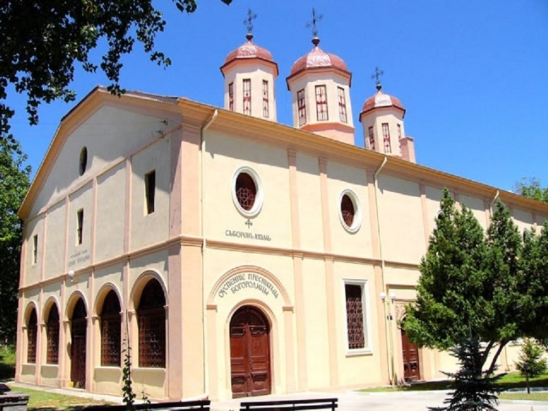 Светотатство! Безбожник открадна телефона на баба от Лом, докато се моли в църква