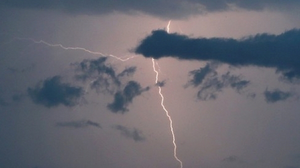 Най малко 27 души бяха убити от мълнии в различни части