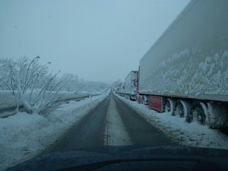 Десетки ТИР-ове са блокирани на Е-79 между Враца и Мездра, карайте внимателно /снимки/