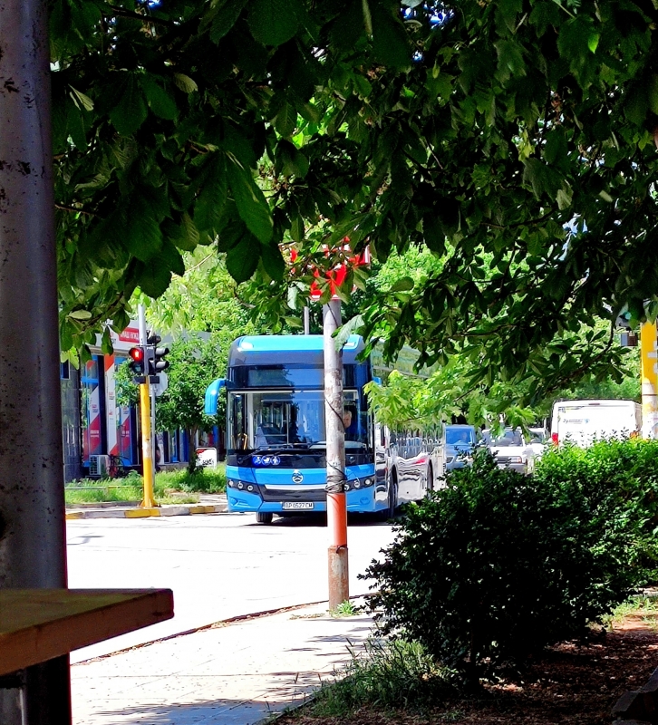 Аварирал автобус на градския транспорт затруднява движението във Враца научи