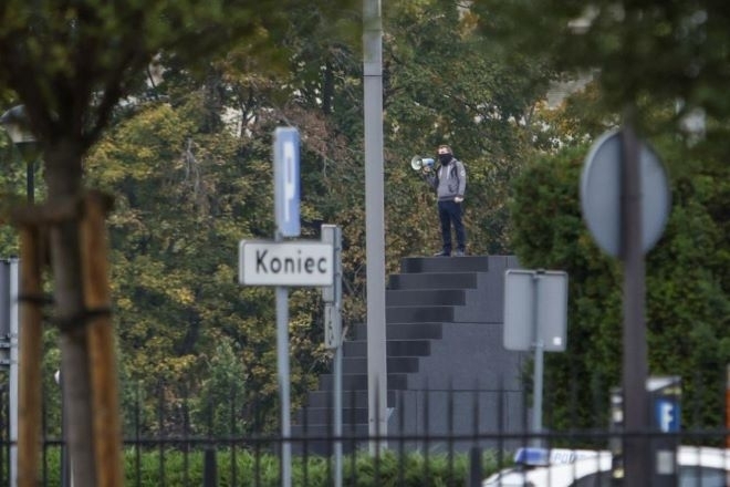 Полицията отцепи пл Пилсудски в центъра на Варшава заради бомбена