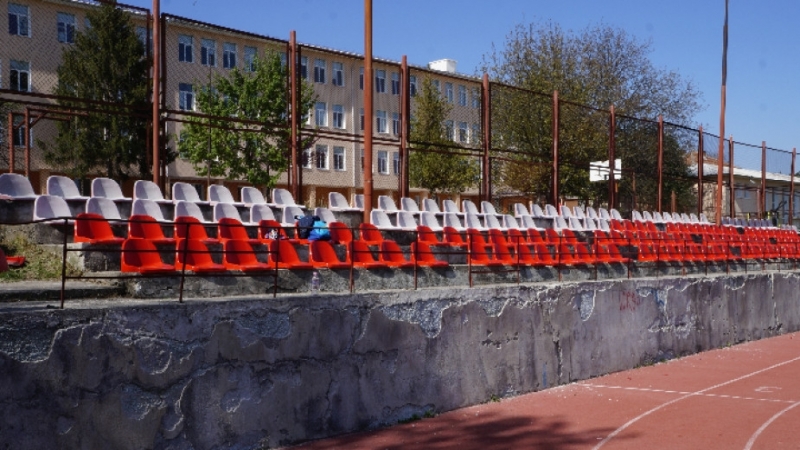 Поетапно ще бъдат подменени счупените седалки на игрището в двора