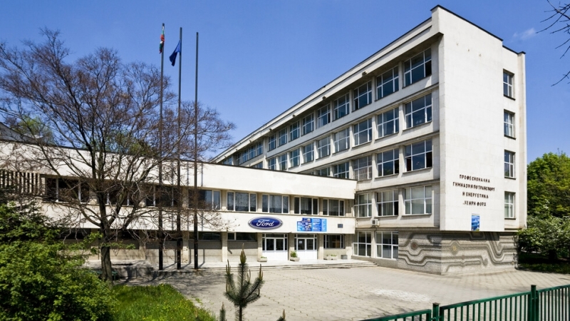 Ученик падна от четвъртия етаж на Професионалната гимназия по транспорт