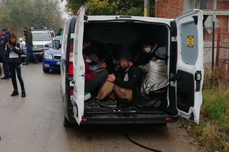 Хванаха 43 афганистанци в микробус в Софийско съобщиха от полицията В Главна дирекция