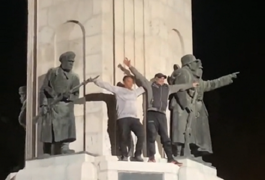 Хванаха двама рецидивисти да танцуват върху паметник във Велико Търново