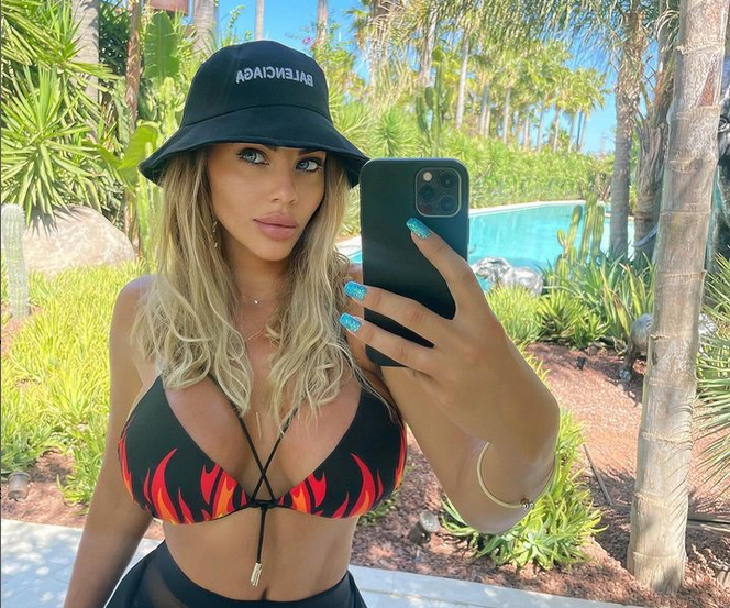 Плеймейтката Михаела Стоичкова лъсна гола във ваната навръх Великден За Михаела