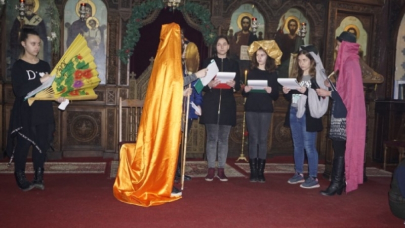 Спектакъл за Рождество Христово представиха децата от неделното училище към