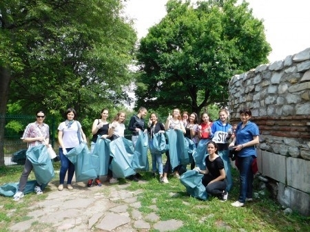 Ученици от Монтана чистиха Калето в Световния ден на околната