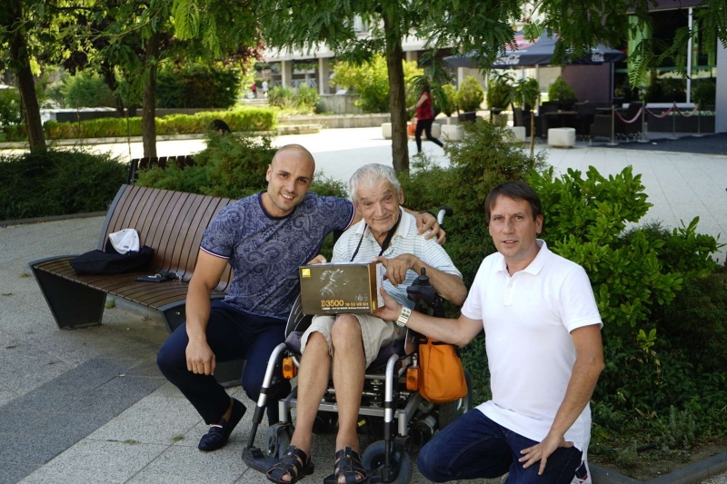 Сдружение Благотворни приятели подари нов фотоапарат на врачанина Тони Дуковски