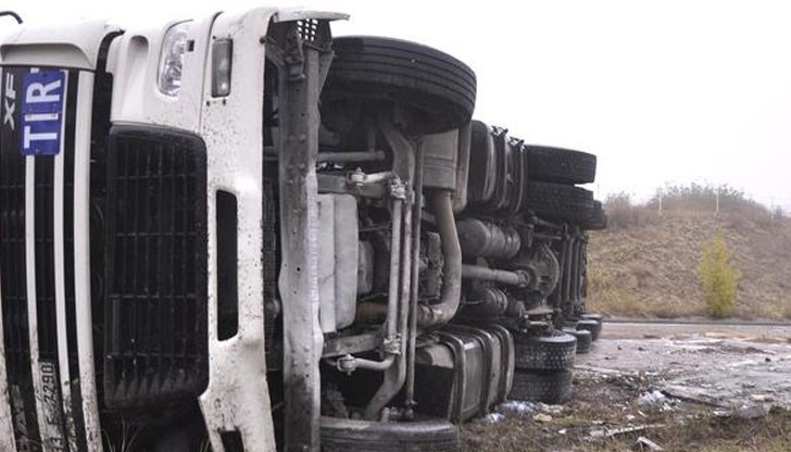Временно се затваря за движение пътят Разград Търговище заради обърнат тир в района
