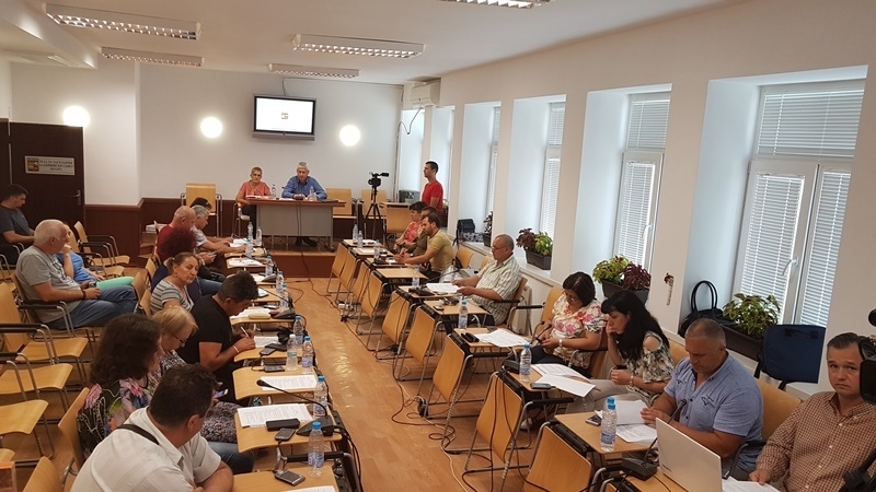 С гласовете на 12 от избраниците на хората от община