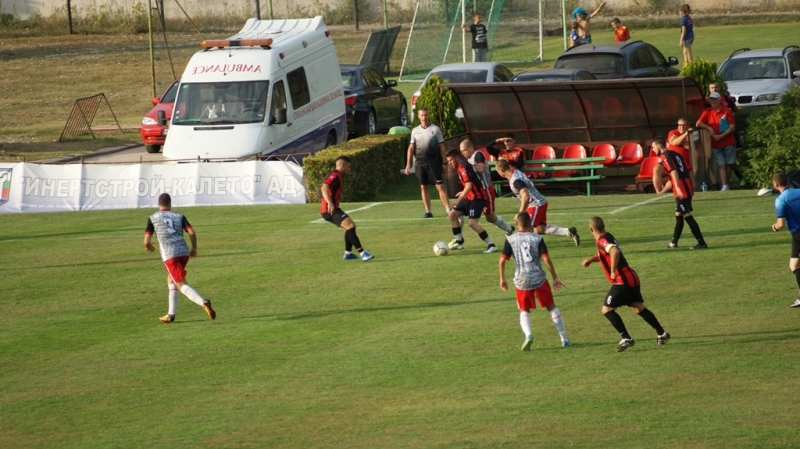 Футболистите на ОФК Локомотив Мездра надвиха като домакин своите противници