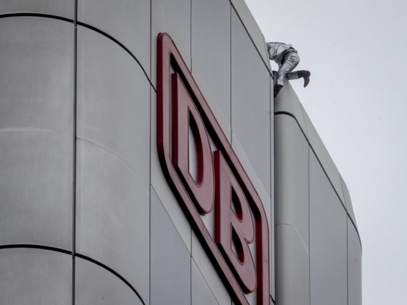 Полицаи във Франкфурт задържаха мъж изкачил 166 метрова сграда без въжета