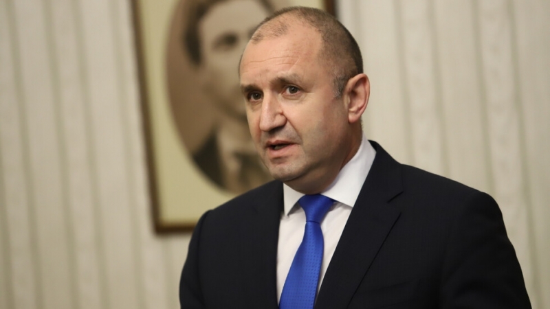 Държавният глава Румен Радев подписа указ с който връща за