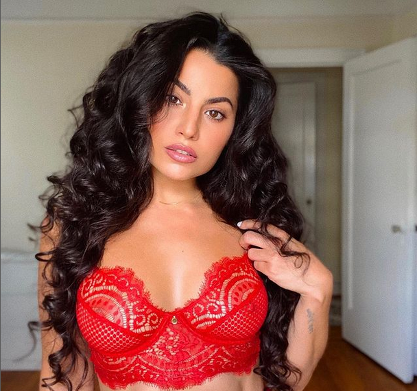 Моника Алварес е сред най популярните фитнес модели Тя често показва отличната