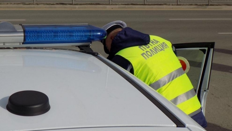 Шофьор без книжка се опита да подкупи пътни полицаи край