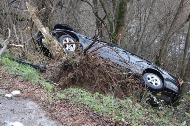 Алкохолът не прощава! Автомобил излетя от пътя във Врачанско, шофьорът бил пиян