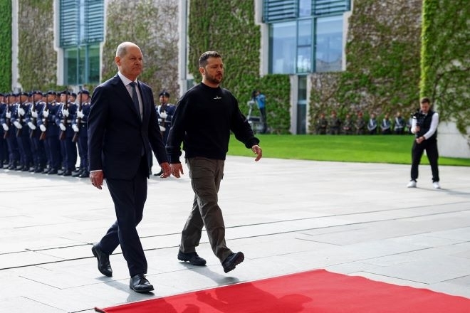 Украинският президент Володимир Зеленски беше посрещнат с военни почести в