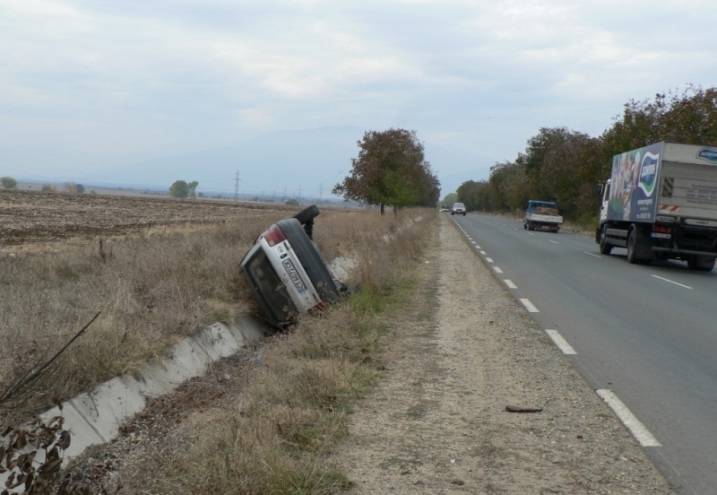 Млада жена се е обърнала с колата си по таван