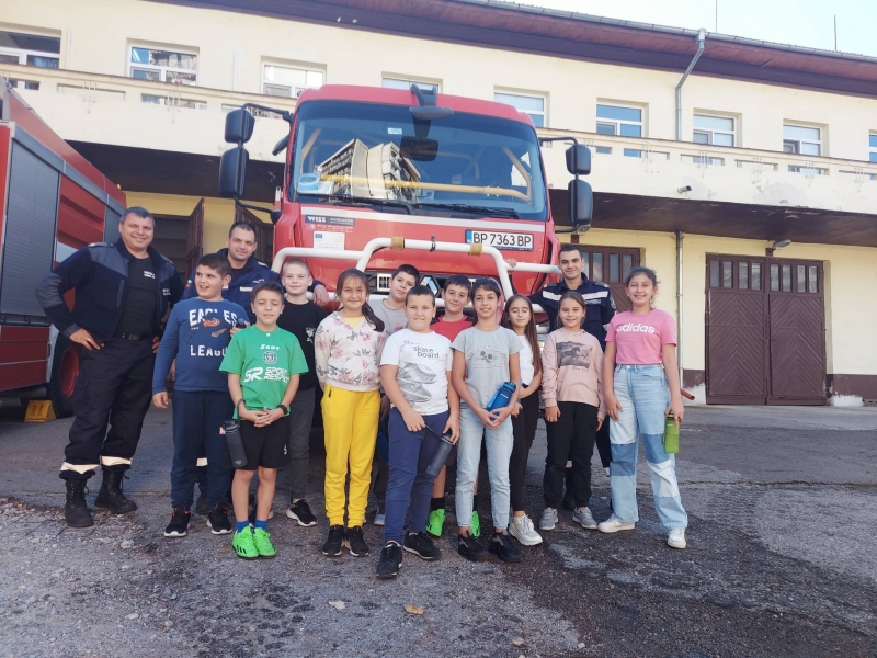 Ученици от Враца посетиха сградата на Пожарна безопасност и защита