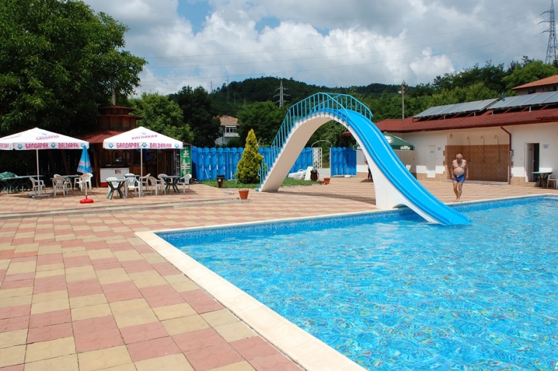 Дезинфектанти и хлор над нормата са отчетени в басейни в