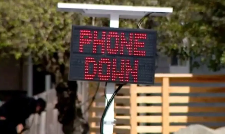 Пилотни версии на умни пътни знаци които са със специално