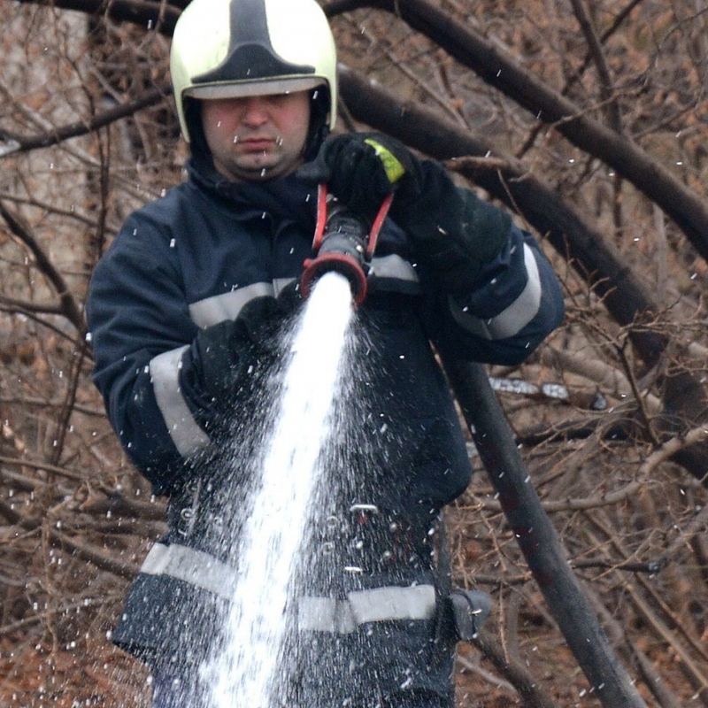 Мъж на 44 години пострада тежко при пожар в къща