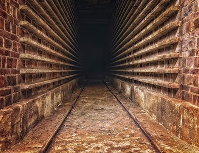 Унгарската полиция откри тунел под телената ограда на границата със