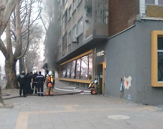 Печка предизвика пожар в магазин за дрехи във Видин съобщиха