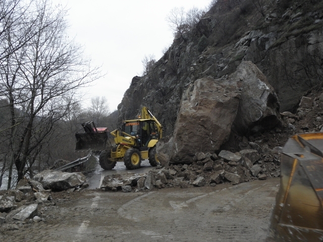 Движението по път II 16 Своге Мездра в района на гара Лакатник