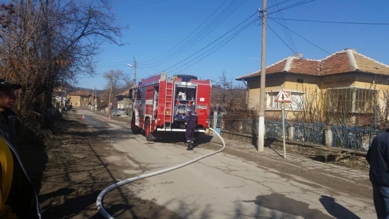 Пожар е избухнал вчера около 14 часа в къща в