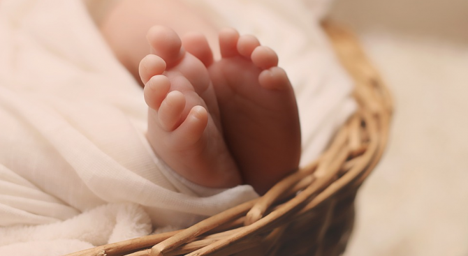 Бебе родено с рядкото заболяване Арлекинова ихтиоза е било изоставено от