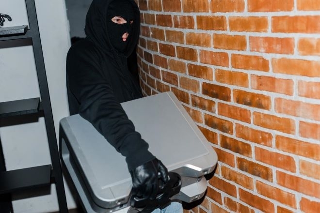 Апаши опоскаха къща в Бяла Слатина, обявени са за международно издирване