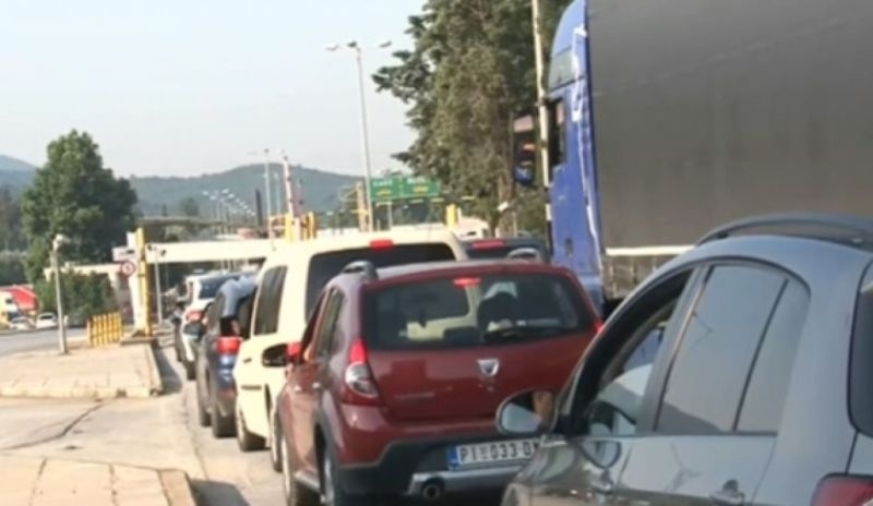 Километрични опашки от коли и пътници задръстват тези дни граничните