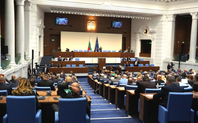 Правителството се изправя пред 6 и вот на недоверие който