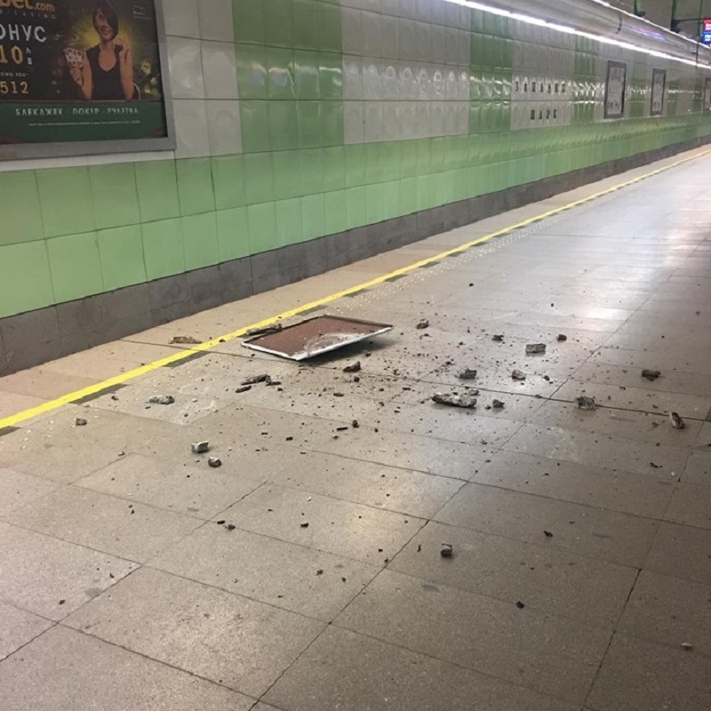 Облицовка от тавана на метростанция „Западен парк” падна на перона.