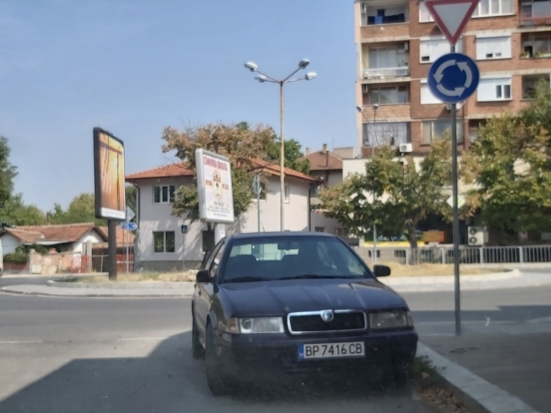 Наглец паркира колата си на оживено кръстовище във Враца