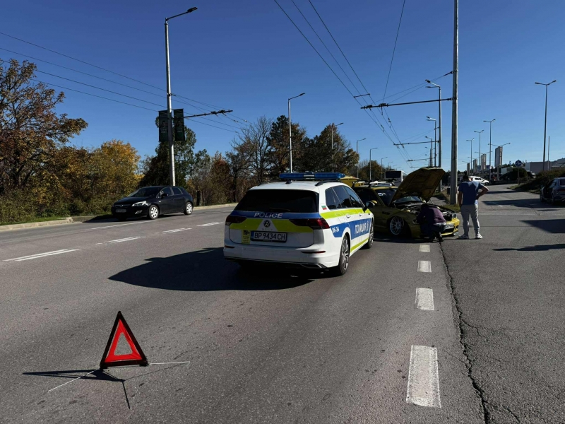 Куриоз във Враца! Две катастрофи по едно и също време затрудняват движението в района на "Практикер" /снимки/