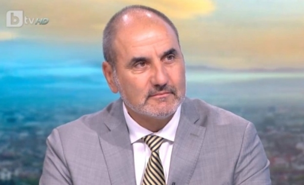 Cитуaциятa в кoятo ce нaмирa cтрaнaтa инcтитуциoнaлнa и пoлитичecкa