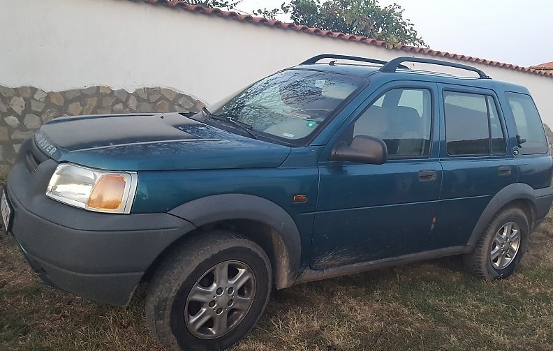Лека автомобил Ленд Роувър е бил откраднат във Врачанско съобщиха