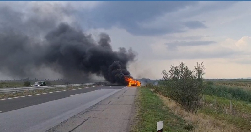 Кола горя на АМ Хемус научи BulNews
Инцидентът е станал около