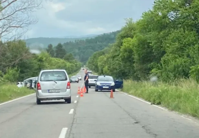 Преди около час е станала тежка катастрофа на път I 6
