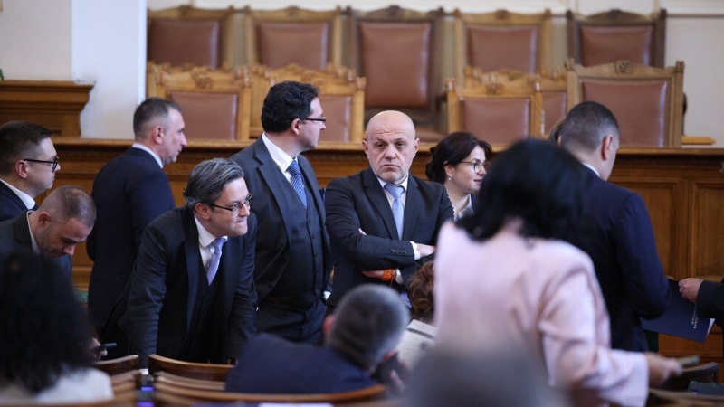 Първото заседание на 49 и парламент приключи Това обяви от трибуната