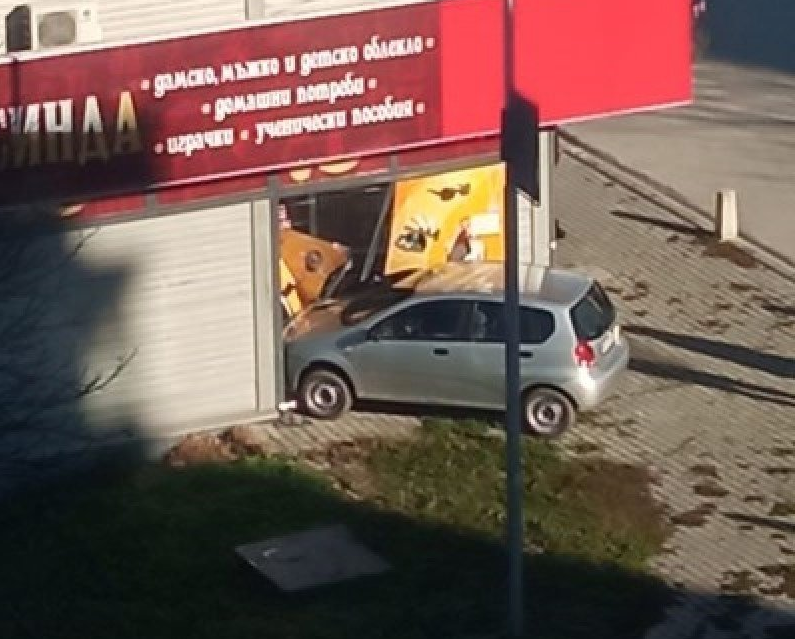 Кола се заби в страничната витрината на сградата на магазин